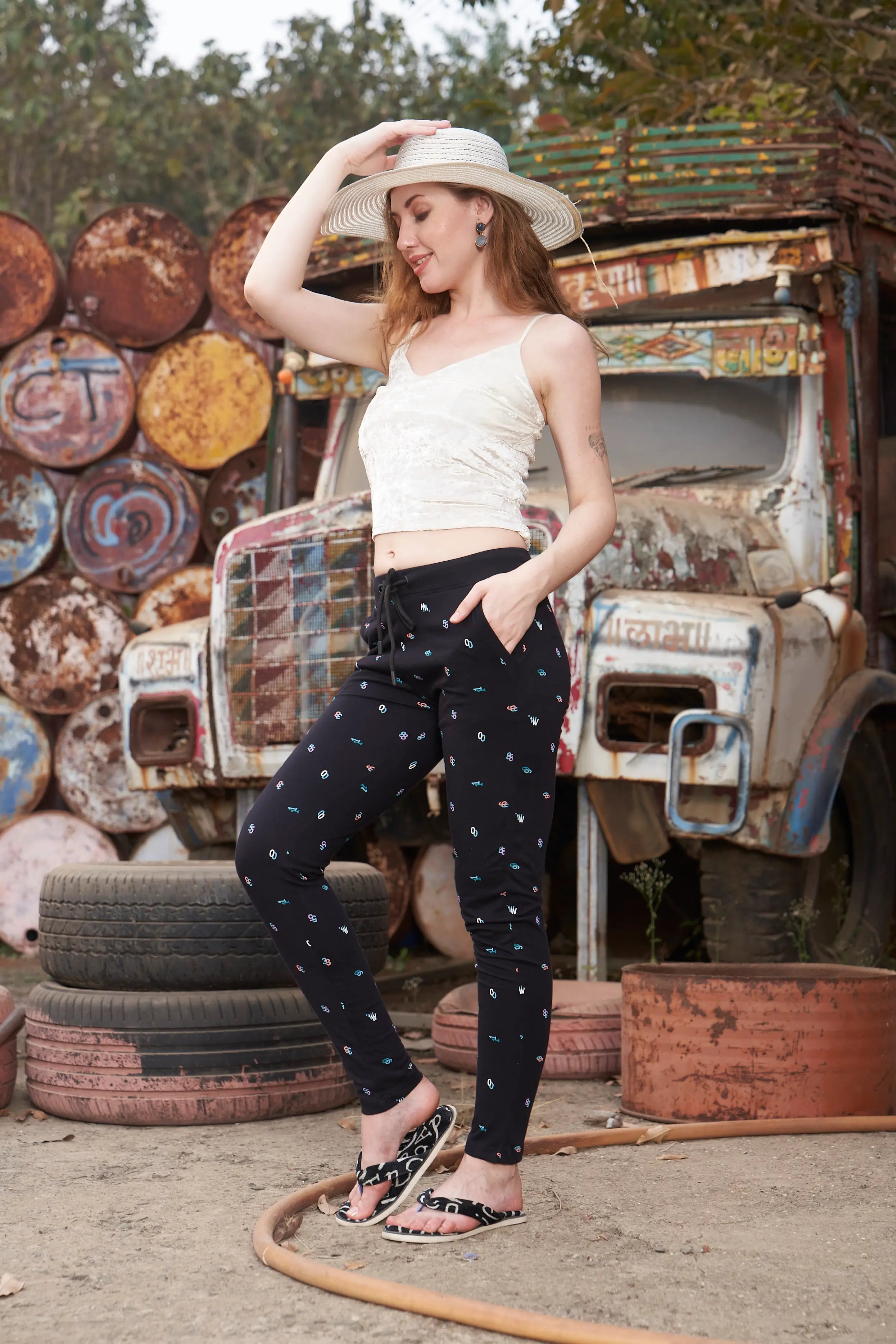Low-Waist Rib Pants | Stylish Print Lounge & Functional Pockets